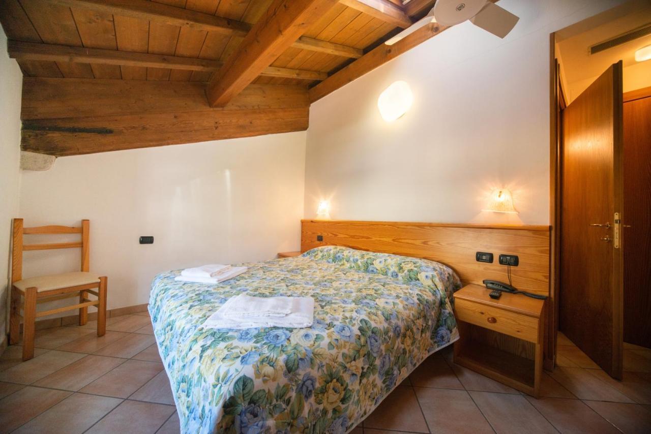 Albergo Al Platano Caprino Veronese Exterior foto